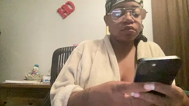 Snapshot of MommyConfident chatting on 10-30-25, 01:34 MommyConfident online show from 10-30-25, 01:34