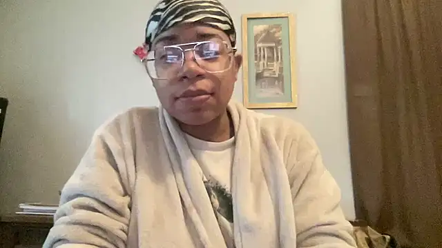 Snapshot of MommyConfident chatting on 11-18-25, 02:21 MommyConfident online show from 11-18-25, 02:21