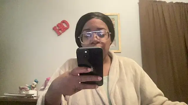 Snapshot of MommyConfident chatting on 11-19-25, 02:06 MommyConfident online show from 11-19-25, 02:06