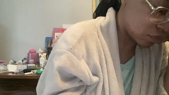 Snapshot of MommyConfident chatting on 11-24-25, 02:39 MommyConfident online show from 11-24-25, 02:39