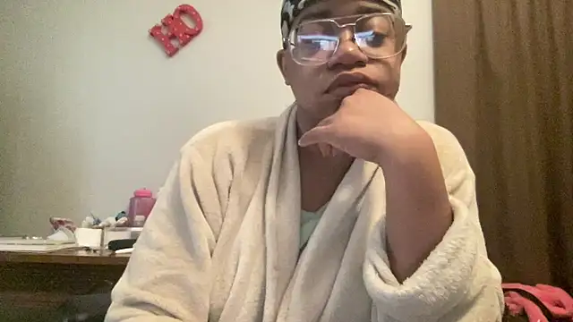 Snapshot of MommyConfident chatting on 11-25-25, 02:06 MommyConfident online show from 11-25-25, 02:06