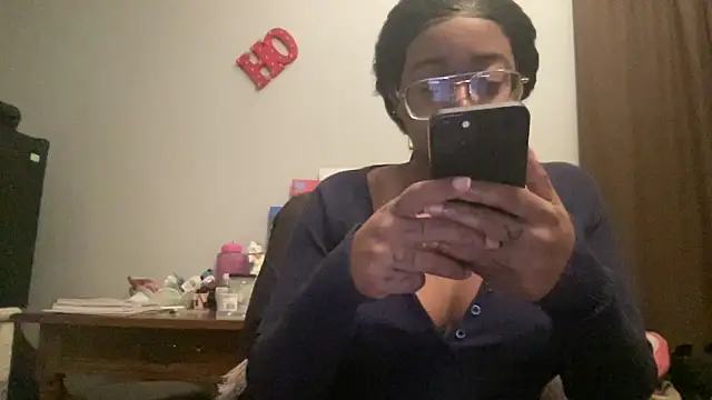 Snapshot of MommyConfident chatting on 11-30-25, 08:24 MommyConfident online show from 11-30-25, 08:24