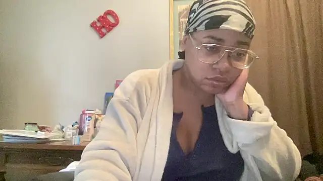 Snapshot of MommyConfident chatting on 12-03-25, 03:10 MommyConfident online show from 12-03-25, 03:10