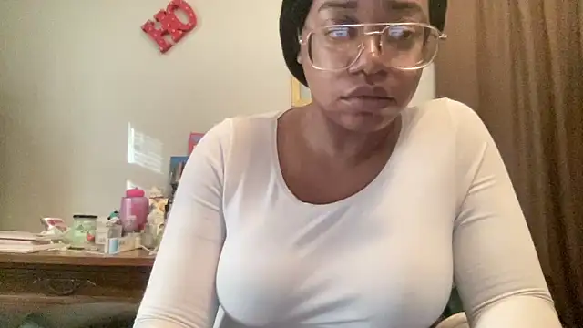 Snapshot of MommyConfident chatting on 12-04-25, 07:55 MommyConfident online show from 12-04-25, 07:55