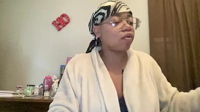 Snapshot of MommyConfident chatting on 12-05-25, 02:03 MommyConfident online show from 12-05-25, 02:03