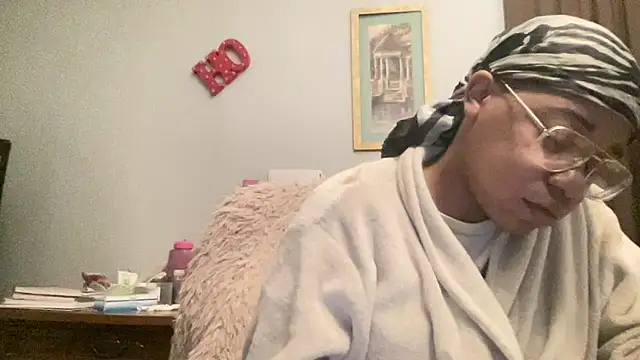 Snapshot of MommyConfident chatting on 12-13-25, 09:20 MommyConfident online show from 12-13-25, 09:20