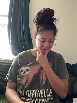 Snapshot of VanessaBling chatting on 11-19-25, 04:07 VanessaBling online show from 11-19-25, 04:07