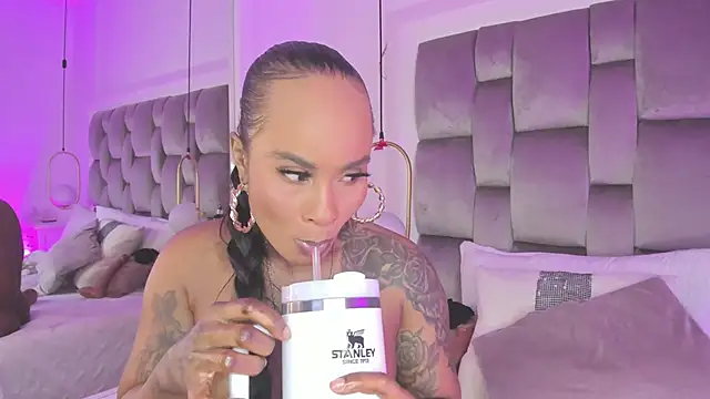 Snapshot of PamelaMendez_ chatting on 02-06-25, 05:46 PamelaMendez online show from 02-06-25, 05:46