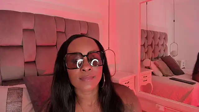 Snapshot of PamelaMendez_ chatting on 11-10-25, 04:00 PamelaMendez online show from 11-10-25, 04:00