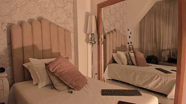 Snapshot of PamelaMendez_ chatting on 12-02-25, 03:23 PamelaMendez online show from 12-02-25, 03:23