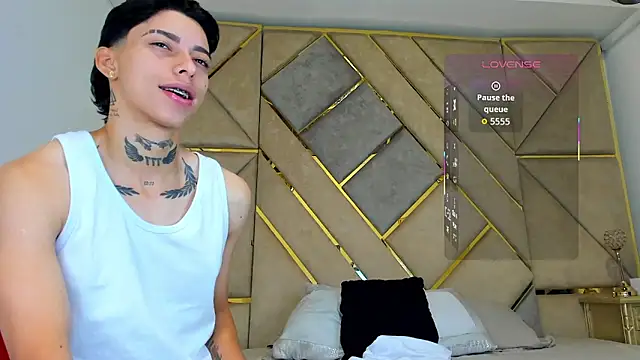 Snapshot of AmberAdams_ chatting on 10-14-25, 01:01 AmberAdams  online show from 10-14-25, 01:01