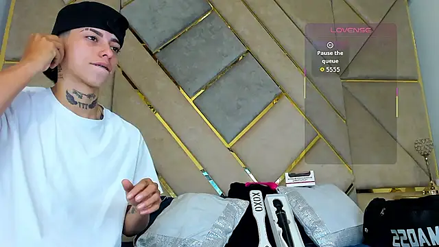 Snapshot of AmberAdams_ chatting on 10-16-25, 02:51 AmberAdams  online show from 10-16-25, 02:51