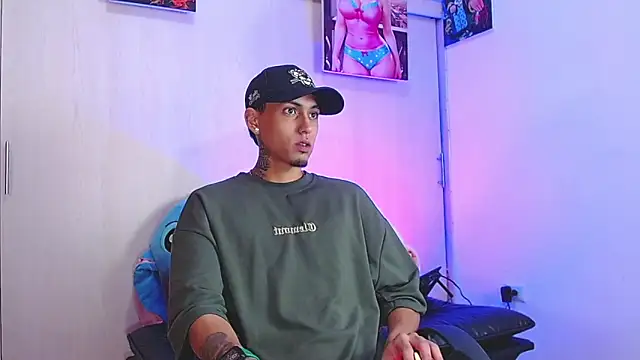 Snapshot of Liam_lee chatting on 11-15-25, 12:02 Liam lee online show from 11-15-25, 12:02