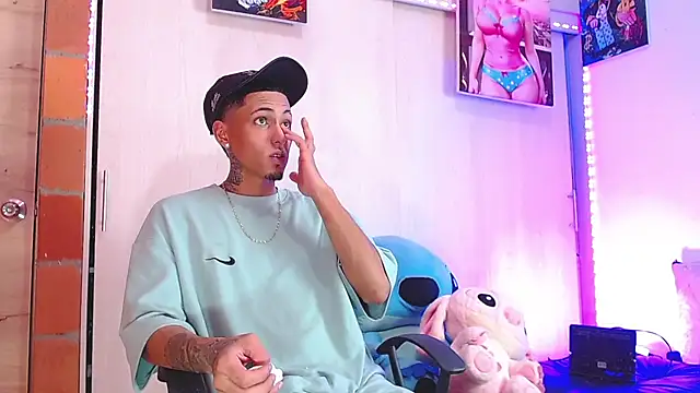 Snapshot of Liam_lee chatting on 11-17-25, 06:24 Liam lee online show from 11-17-25, 06:24