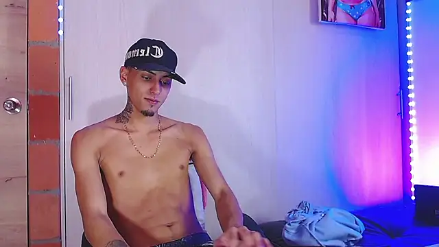 Snapshot of Liam_lee chatting on 11-22-25, 04:28 Liam lee online show from 11-22-25, 04:28