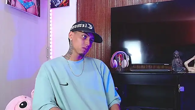 Snapshot of Liam_lee chatting on 11-25-25, 02:39 Liam lee online show from 11-25-25, 02:39