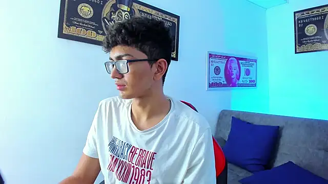 Snapshot of TylerWhite_ chatting on 02-01-25, 09:21 TylerWhite online show from 02-01-25, 09:21