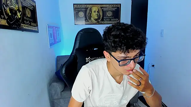 Snapshot of TylerWhite_ chatting on 03-01-25, 05:52 TylerWhite online show from 03-01-25, 05:52