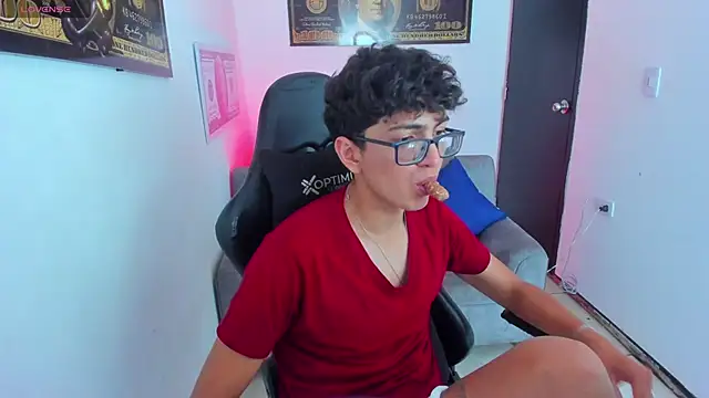 Snapshot of TylerWhite_ chatting on 03-18-25, 02:47 TylerWhite online show from 03-18-25, 02:47