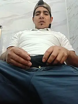 Snapshot of latino17 chatting on 11-29-25, 06:05 latino17 online show from 11-29-25, 06:05