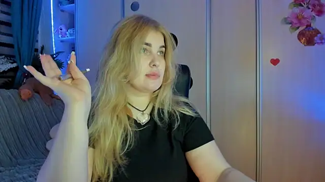 CoraSwon online show from 02-12-26, 06:36