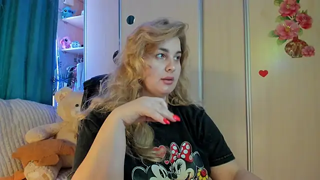 CoraSwon online show from 03-07-26, 02:25