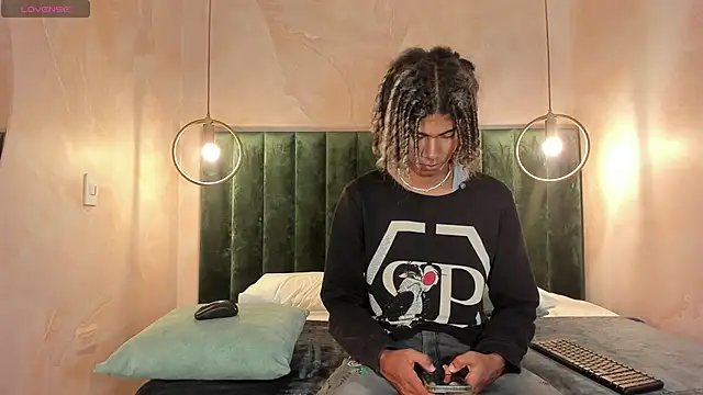 Maxim-Walker online show from 01-28-25, 03:04