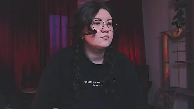 Snapshot of Laura_Karamazov chatting on 03-08-25, 03:35 Laura Karamazov online show from 03-08-25, 03:35