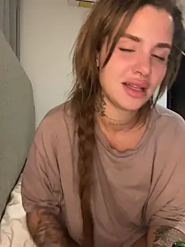 EmiliaCatalina online show from 01-05-25, 10:29