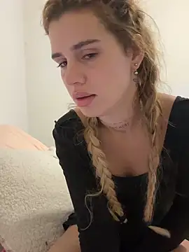 EmiliaCatalina online show from 10-13-25, 10:10