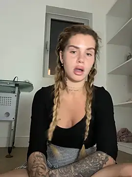 EmiliaCatalina online show from 11-01-25, 05:09