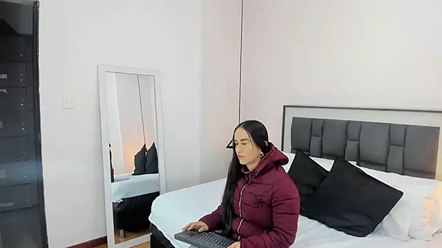 victoria cooper3 online show from 11-30-25, 09:24