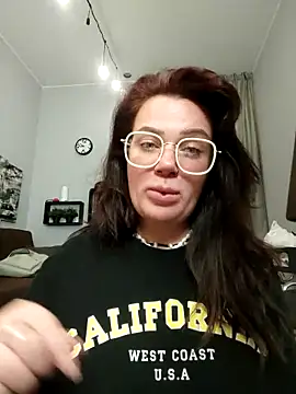 EllieOz online show from 09-30-25, 05:51