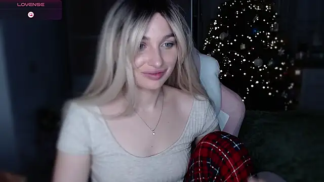 Snapshot of Yoda21 chatting on 12-31-24, 11:17 Yoda21 online show from 12-31-24, 11:17