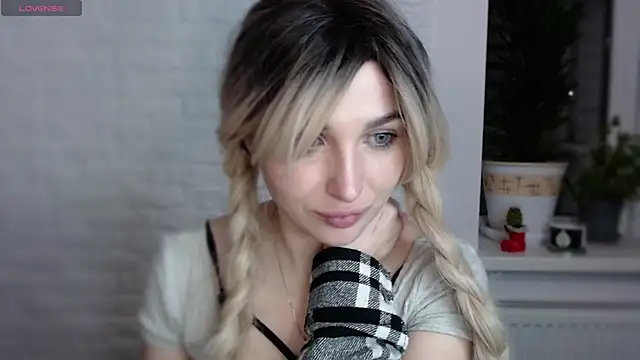 Snapshot of Yoda21 chatting on 01-15-25, 06:19 Yoda21 online show from 01-15-25, 06:19