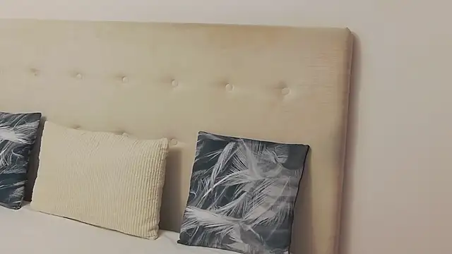 Snapshot of CassieHilton chatting on 10-18-25, 07:03 CassieHilton online show from 10-18-25, 07:03