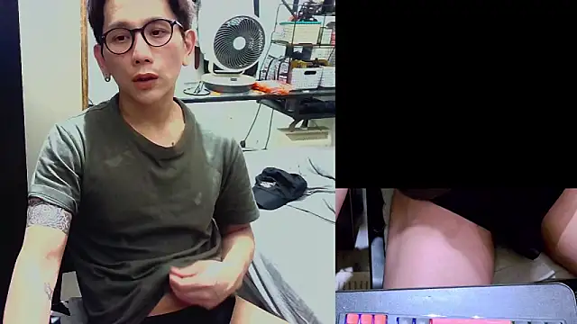 Snapshot of UndreamtM chatting on 03-06-26, 02:35 UndreamtM online show from 03-06-26, 02:35