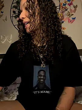 Snapshot of _Neeka_ chatting on 10-17-25, 02:59 Neeka online show from 10-17-25, 02:59