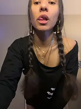 Snapshot of _Neeka_ chatting on 10-23-25, 03:17 Neeka online show from 10-23-25, 03:17