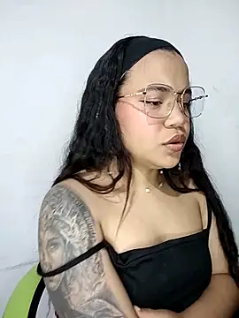 leila 22 online show from 12-20-24, 01:11