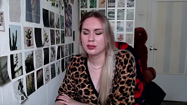 Snapshot of CapriScorpion chatting on 09-10-25, 11:21 CapriScorpion online show from 09-10-25, 11:21