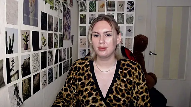 Snapshot of CapriScorpion chatting on 09-15-25, 01:44 CapriScorpion online show from 09-15-25, 01:44