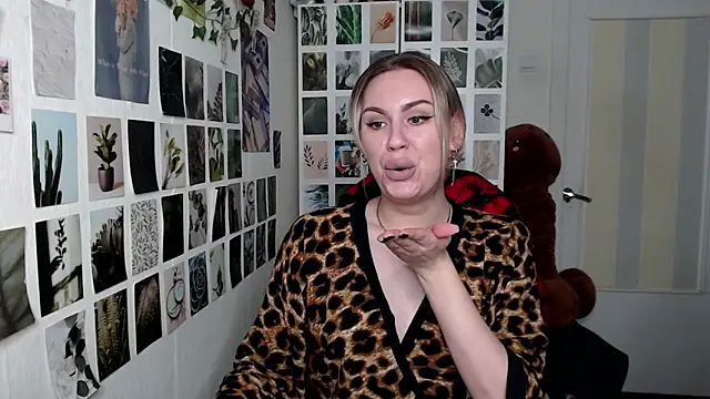 Snapshot of CapriScorpion chatting on 09-16-25, 02:40 CapriScorpion online show from 09-16-25, 02:40