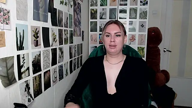 Snapshot of CapriScorpion chatting on 09-19-25, 11:55 CapriScorpion online show from 09-19-25, 11:55