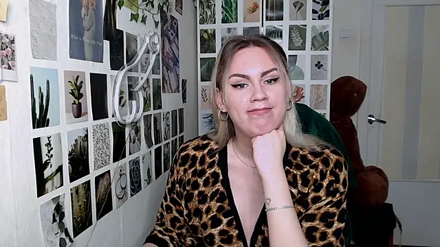 Snapshot of CapriScorpion chatting on 09-28-25, 01:27 CapriScorpion online show from 09-28-25, 01:27