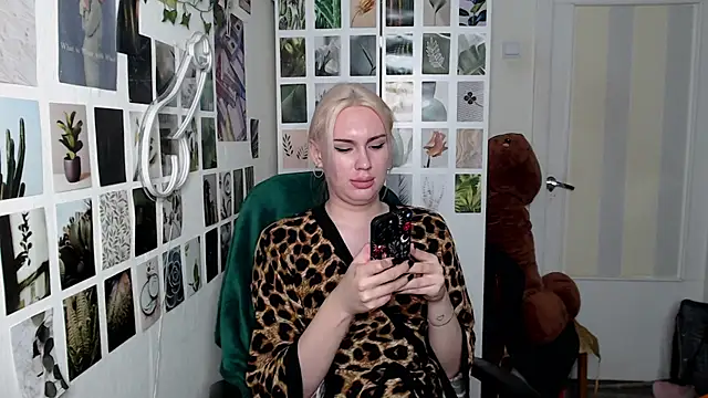 Snapshot of CapriScorpion chatting on 10-12-25, 12:15 CapriScorpion online show from 10-12-25, 12:15