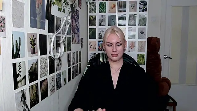 Snapshot of CapriScorpion chatting on 11-12-25, 01:44 CapriScorpion online show from 11-12-25, 01:44