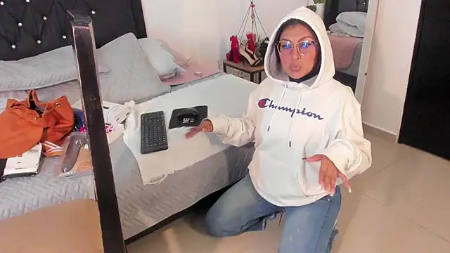 evelynjohnsoon online show from 03-06-25, 12:30