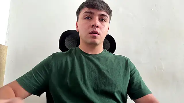 Snapshot of aron__cooper chatting on 12-14-25, 02:11 aron cooper online show from 12-14-25, 02:11