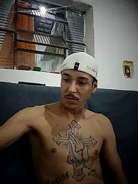 Snapshot of DG0022 chatting on 03-10-26, 02:33 DG0022 online show from 03-10-26, 02:33